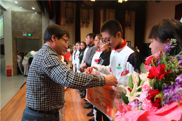 二 张连峰主任为获奖学生干部颁奖.jpg