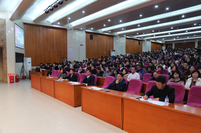 14全校教职员工认真听会现场掠影.jpg