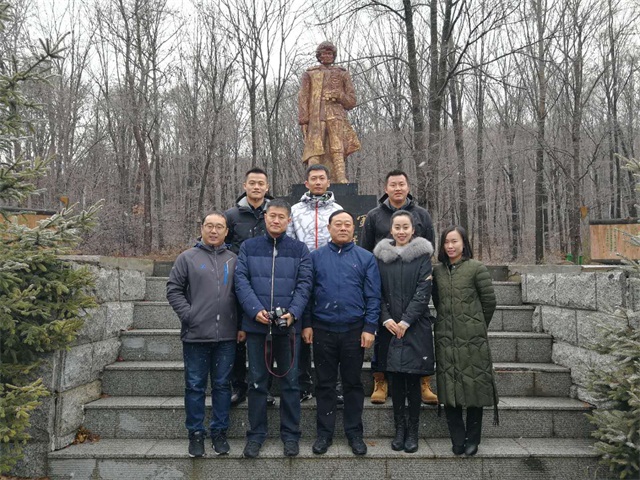 9 在杨靖宇将军塑像下合影.JPG