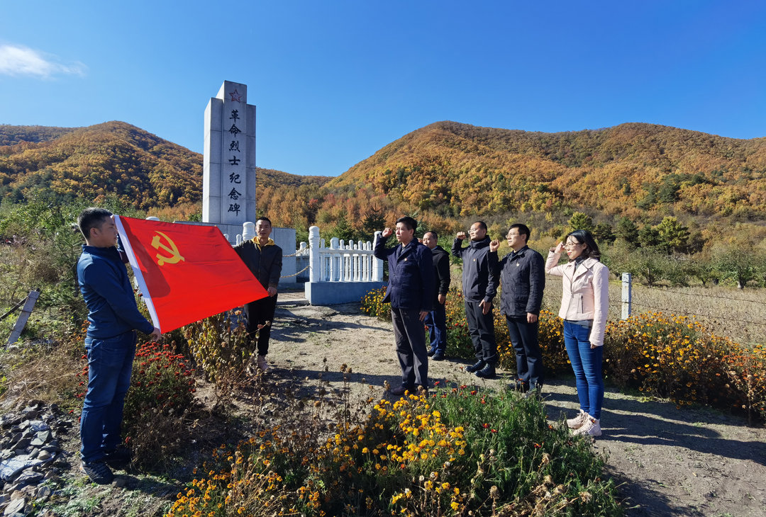 1陈杰校长带领党支部书记重温入党誓词.jpg